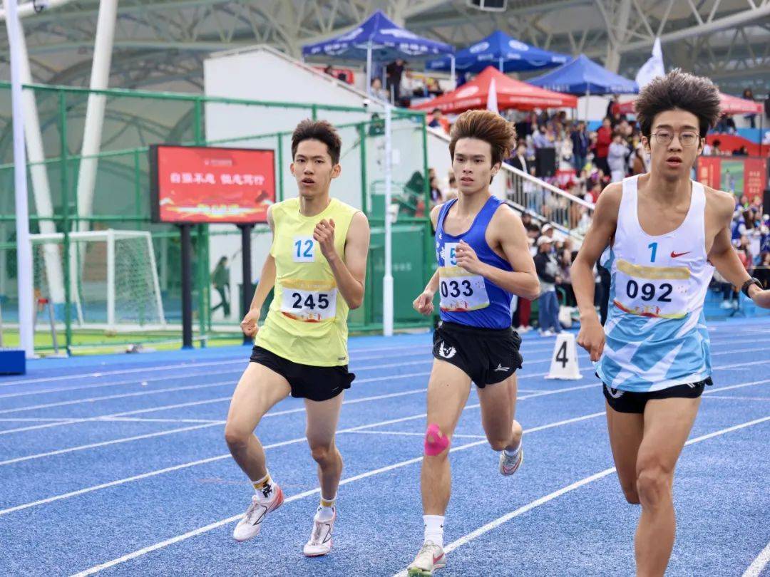 运动员们奋勇争先，赛场上掀起波澜(赛场上运动员们发动勇于拼搏的精神奋勇争先)