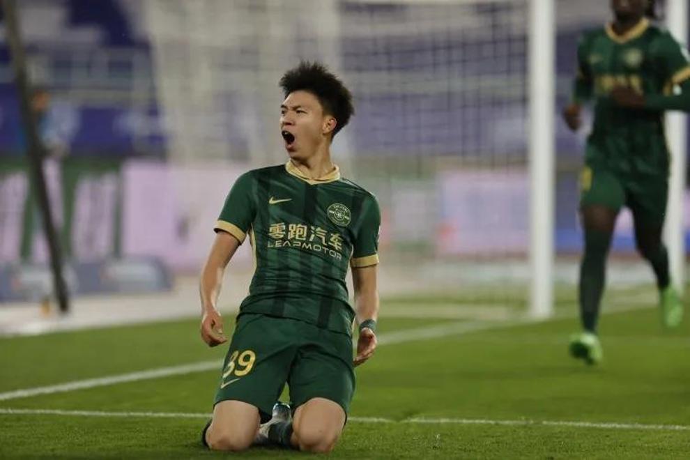 中国香港队宾纪文晒与王钰栋合影：赛后我第一时间向他道歉